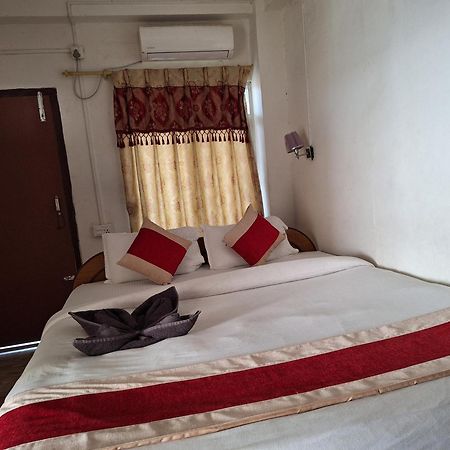 Hotel Shiva'S Dream Sauraha Eksteriør billede