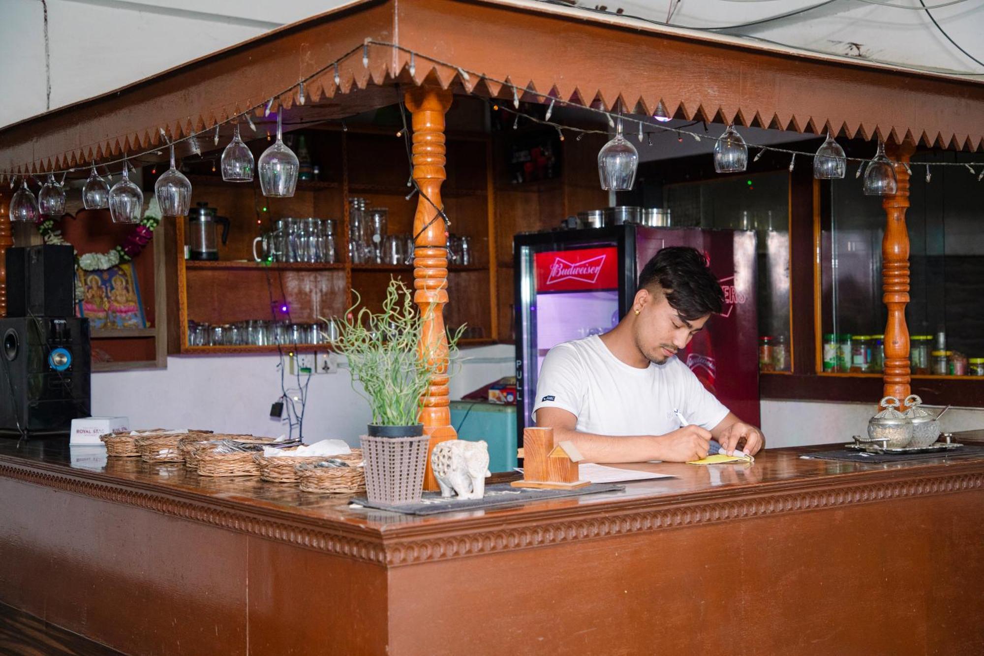 Hotel Shiva'S Dream Sauraha Eksteriør billede