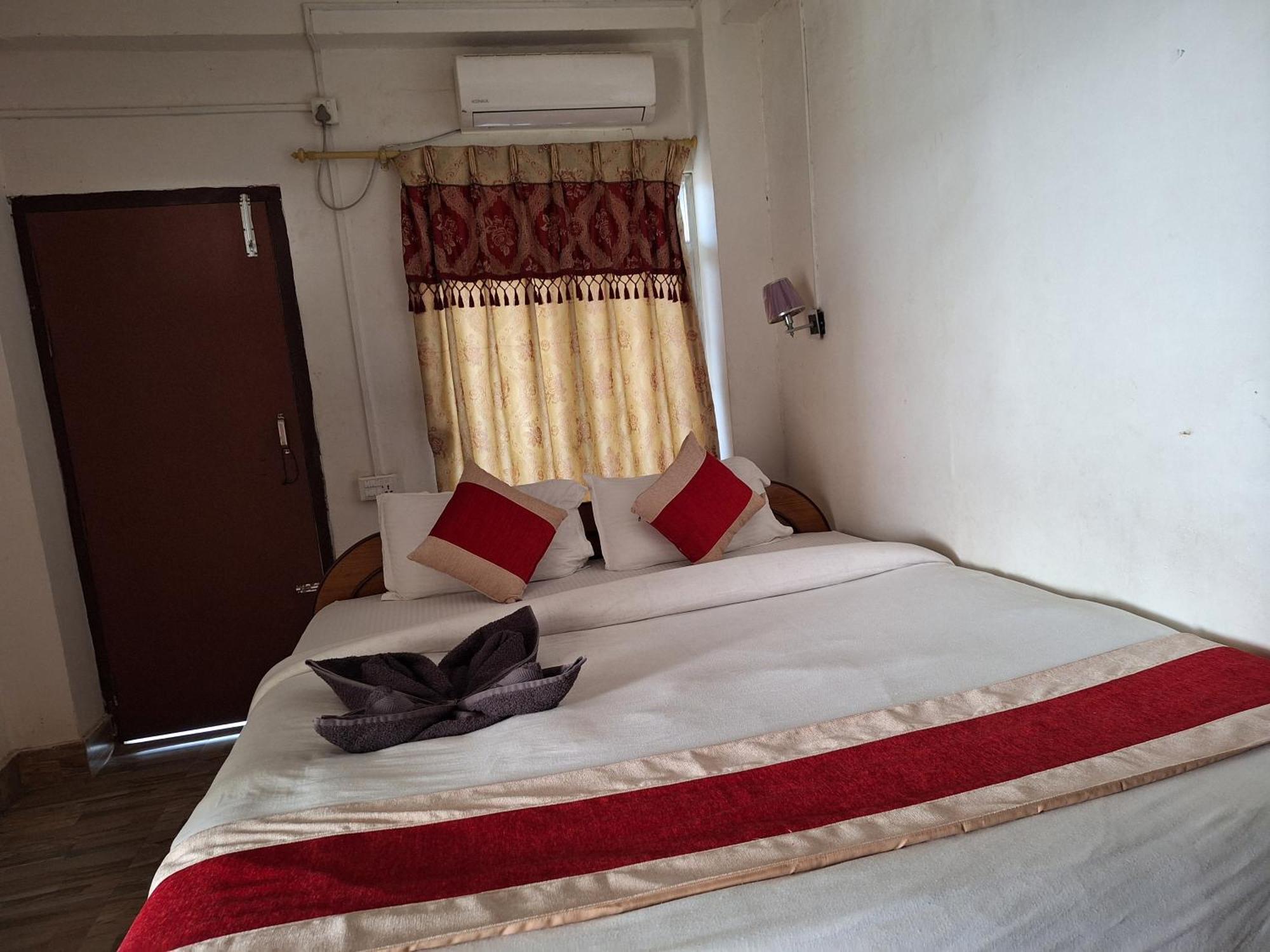Hotel Shiva'S Dream Sauraha Eksteriør billede